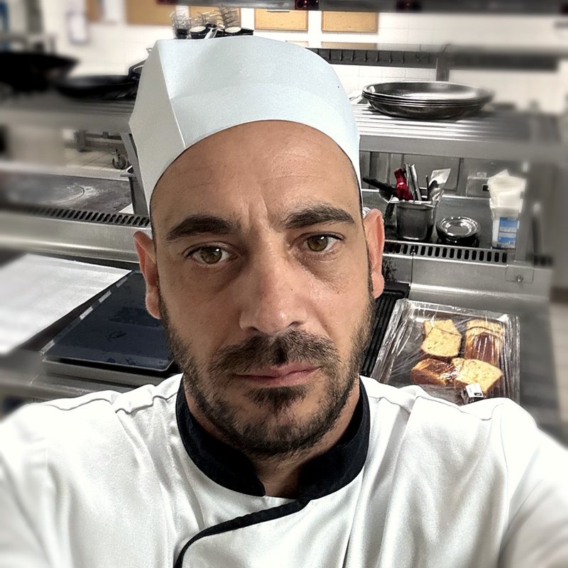 Jonathan Lajoie en veste de chef dans une cuisine professionnelle